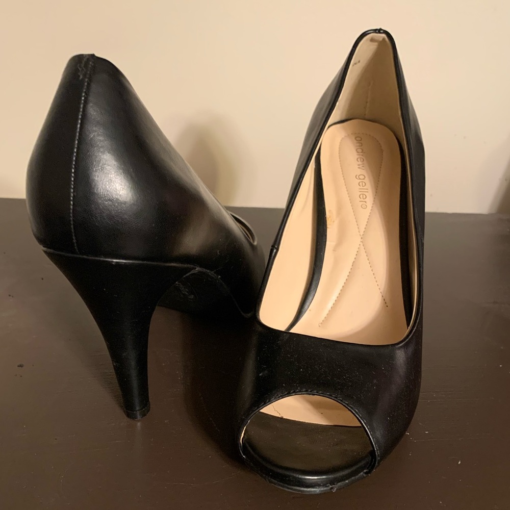 Peep toe pump